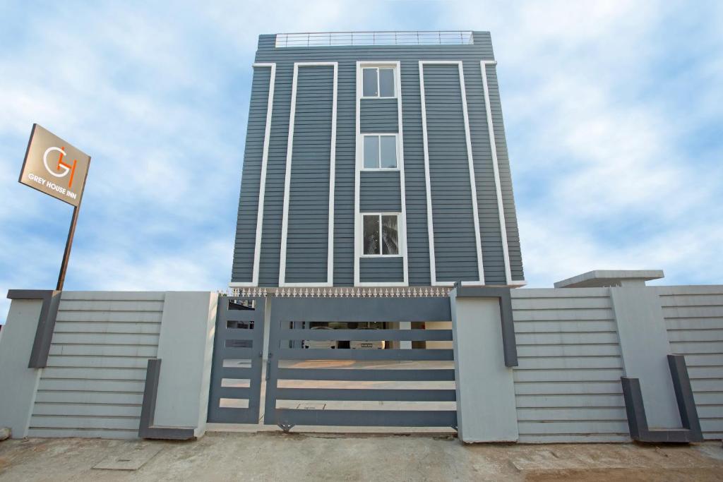 um edifício alto com um sinal em frente em Grey House Inn em Guwahati