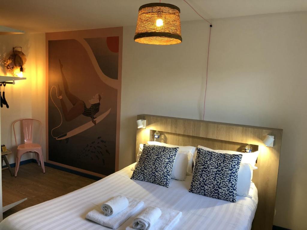 Postel nebo postele na pokoji v ubytování Hôtel Heod - Binic - Saint-Quay-Portrieux