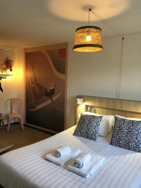 Postel nebo postele na pokoji v ubytování Hôtel Heod - Binic - Saint-Quay-Portrieux