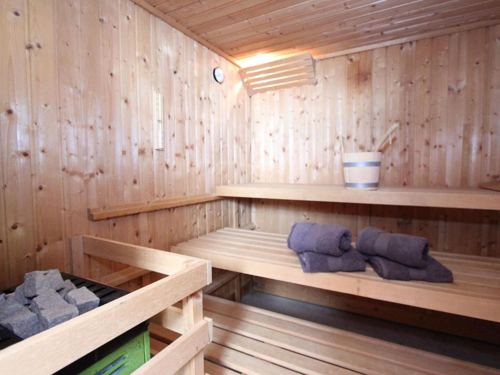 Palanda nebo palandy na pokoji v ubytování Austrian chalet in Bramberg with sauna