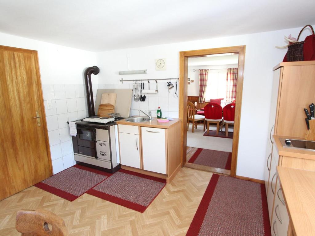 Kuchyň nebo kuchyňský kout v ubytování Austrian chalet in Bramberg with sauna