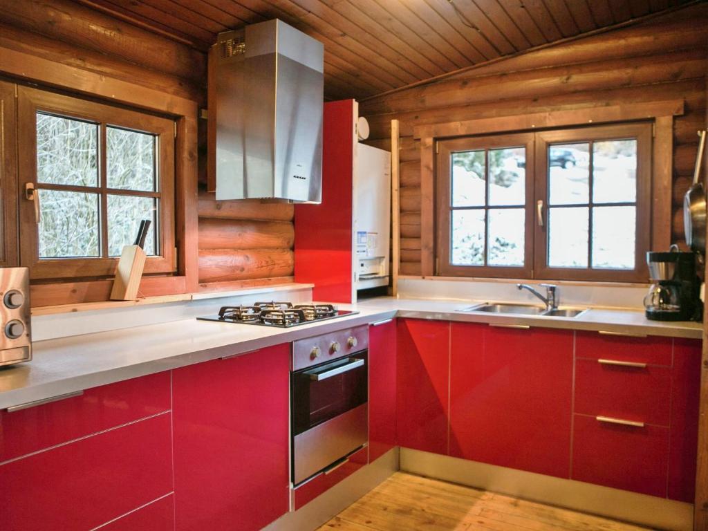 Kuchyňa alebo kuchynka v ubytovaní Cosy chalet in Tyrol with a private garden