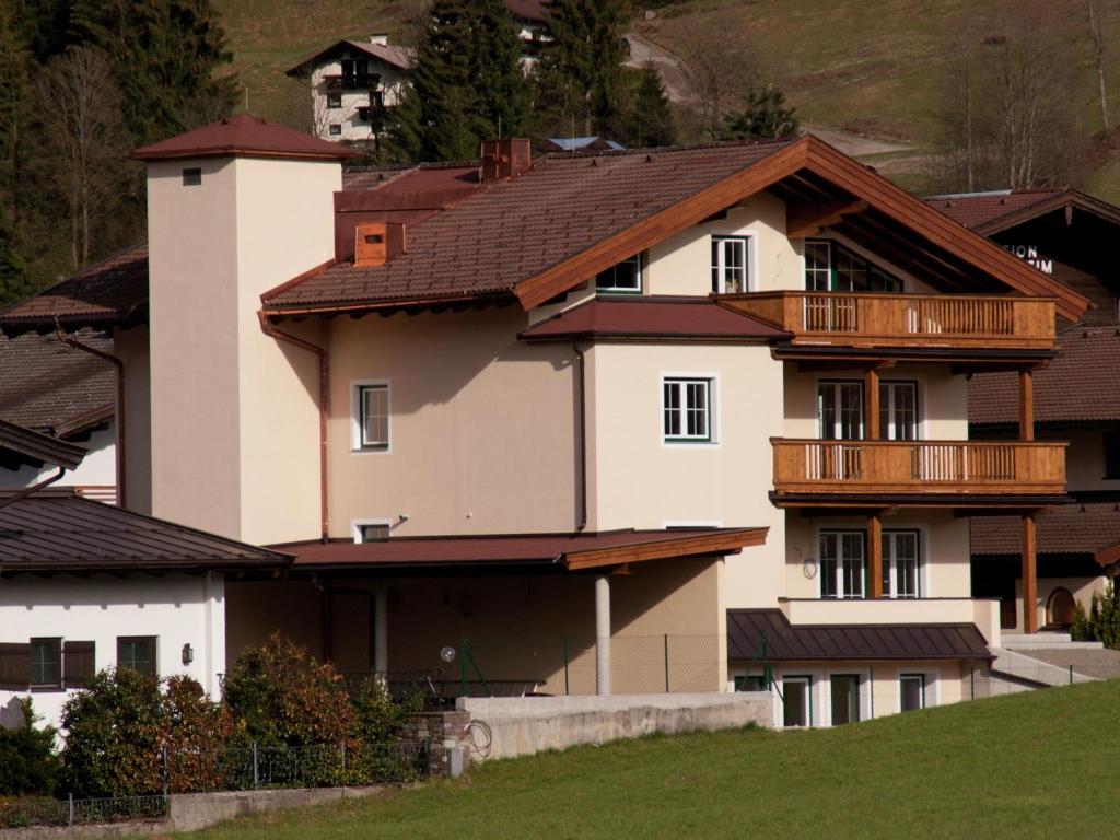 Casa blanca grande con techo marrón en Apartment in Westendorf Tyrol with terrace, en Westendorf