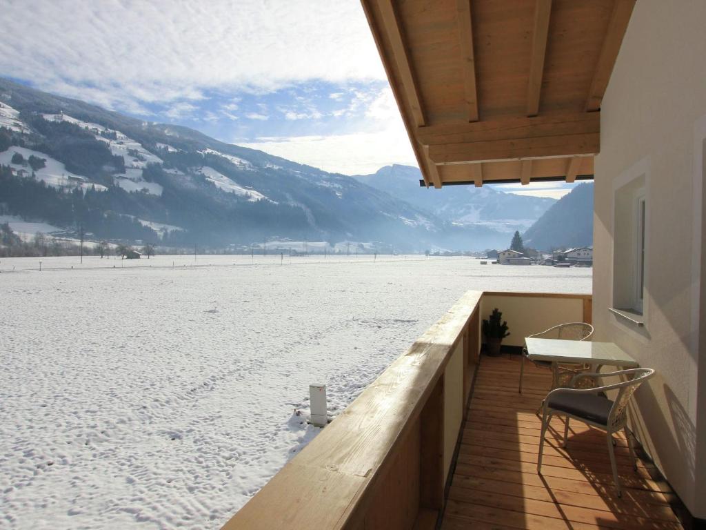 アシャウにあるApartment near ski area in Aschau in Tyrolの雪に覆われた畑を望むバルコニー