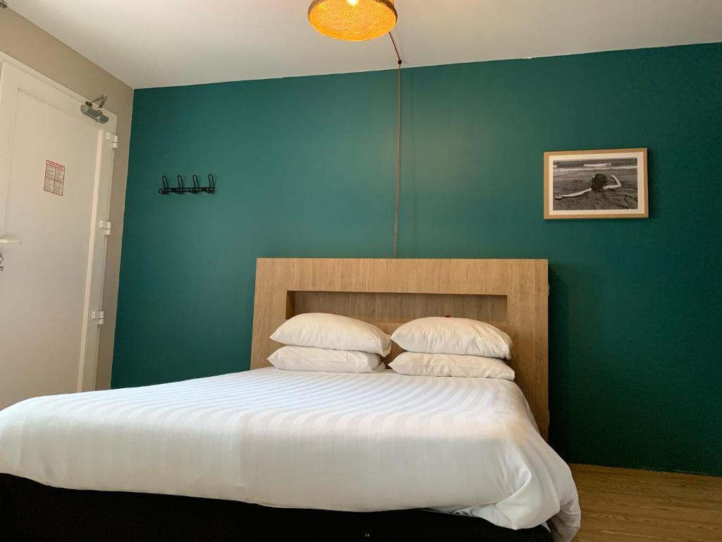 Postel nebo postele na pokoji v ubytování Hôtel Heod - Binic - Saint-Quay-Portrieux