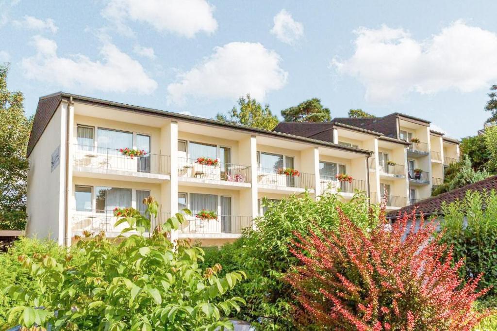 ein Apartmenthaus mit Balkonen und Bäumen in der Unterkunft Ahrtal Apartments in Bad Neuenahr-Ahrweiler