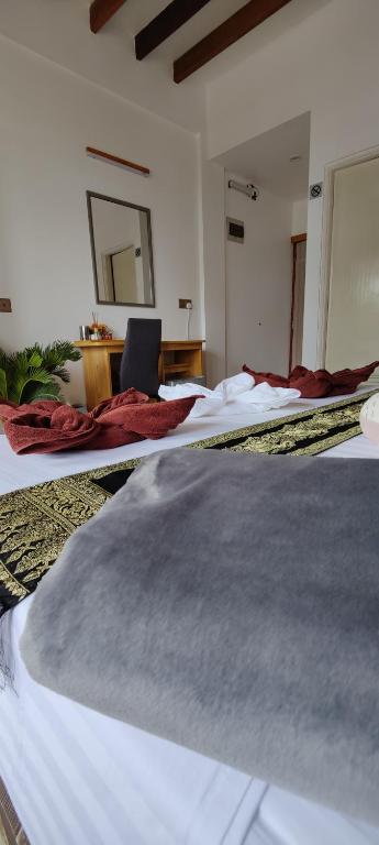 Postel nebo postele na pokoji v ubytování Cowry Inn