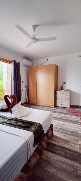 Postel nebo postele na pokoji v ubytování Cowry Inn