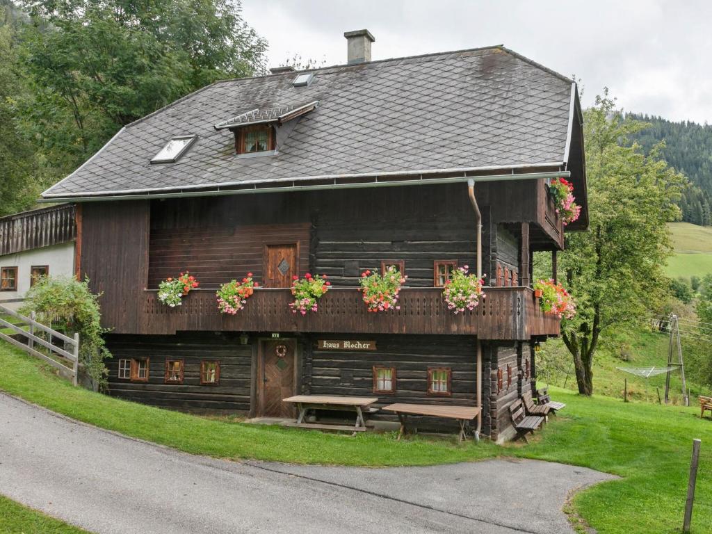 ArriachにあるHoliday home in Arriach near Lake Ossiachの花箱付きの木造家屋