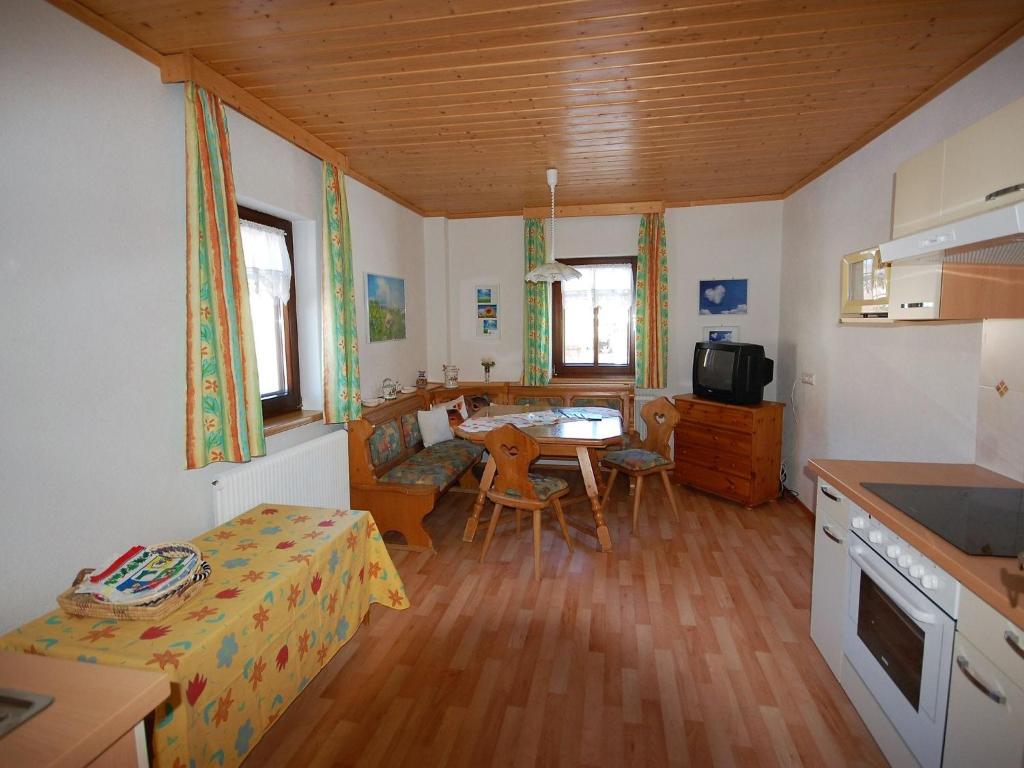 Kuchyň nebo kuchyňský kout v ubytování Renovated holiday home in the mountains
