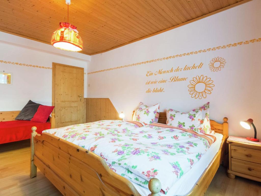 Postel nebo postele na pokoji v ubytování Renovated holiday home in the mountains