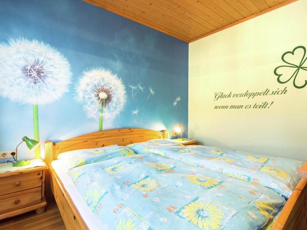 Postel nebo postele na pokoji v ubytování Renovated holiday home in the mountains