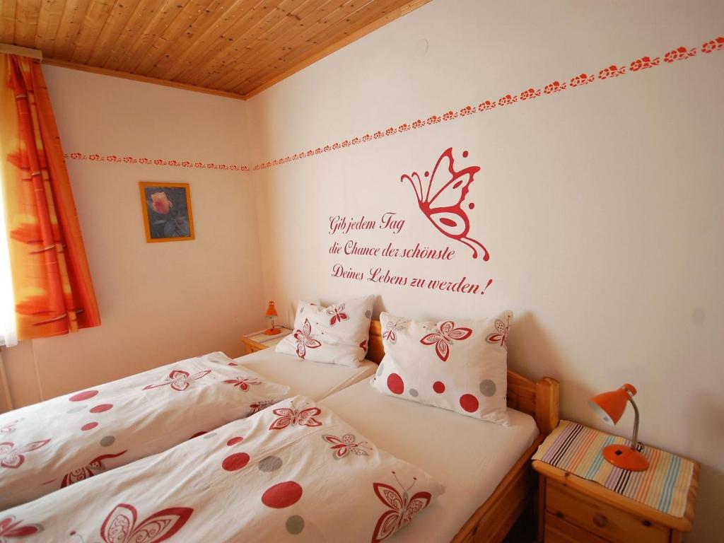 Postel nebo postele na pokoji v ubytování Renovated holiday home in the mountains