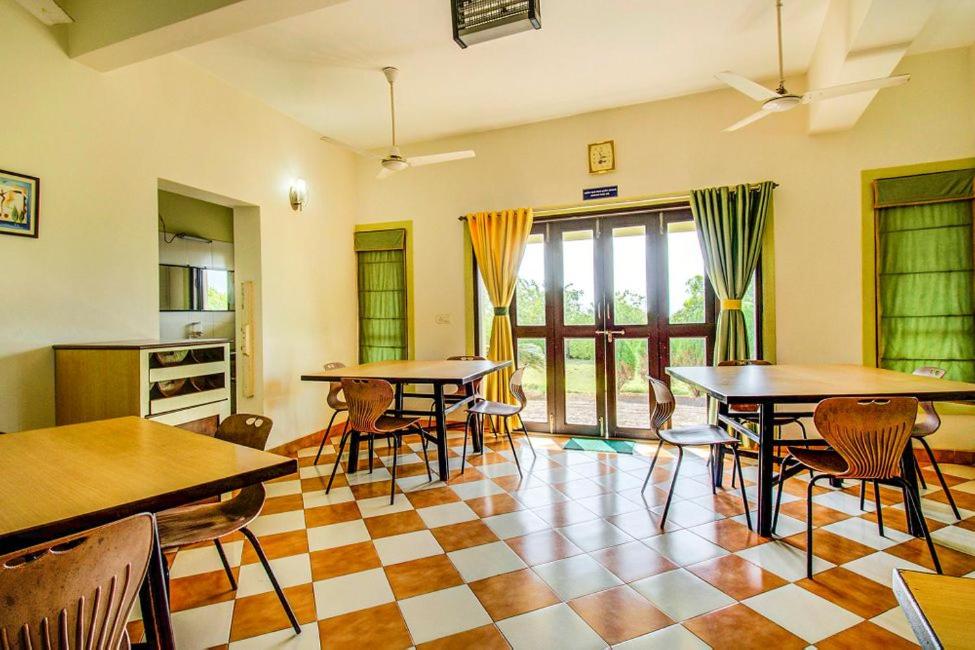 Posezení v ubytování Kokanwadi Resort