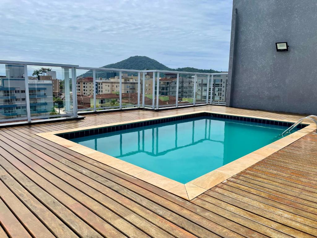 een balkon met een zwembad bovenop een gebouw bij Apartamento UBATUBA perto das Praias Grande e Tenório in Ubatuba