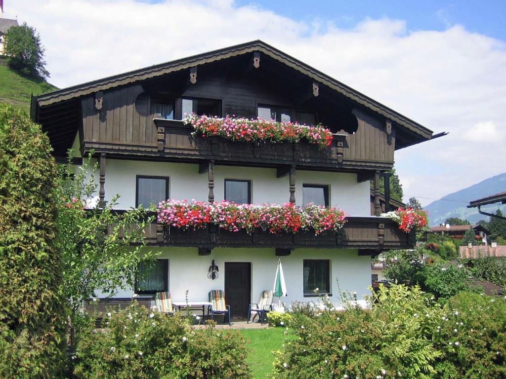 een huis met bloembakken aan de zijkant bij Splendid Apartment in Fugen near Ski Area in Uderns