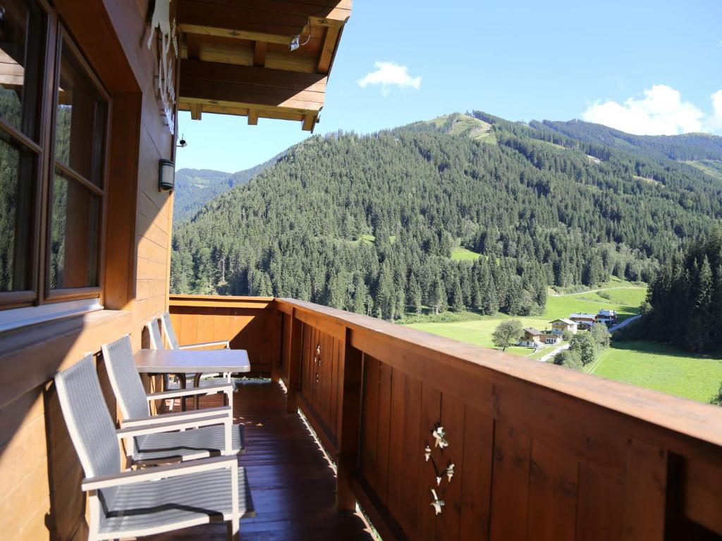 ザールバッハ・ヒンターグレムにあるSpacious Chalet near Ski Area in Saalbach Hinterglemmの山の景色を望むバルコニー(椅子2脚付)