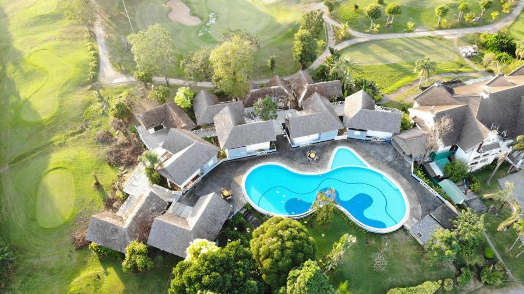 呵叻的住宿－Korat Country Club Golf and Resort，享有带游泳池的房屋的空中景致