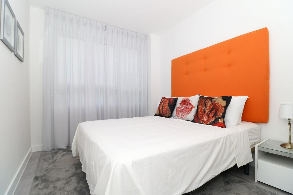 Łóżko lub łóżka w pokoju w obiekcie Brand new luxury apartment in Cala Serena