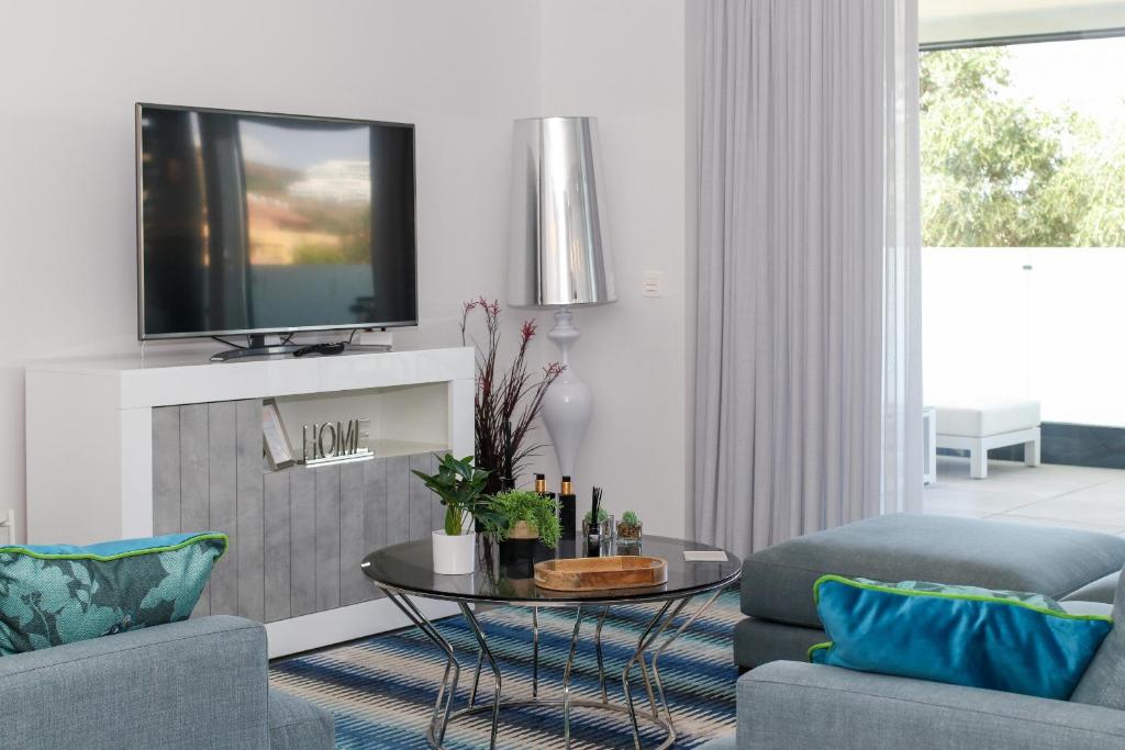 Telewizja i/lub zestaw kina domowego w obiekcie Brand new luxury apartment in Cala Serena