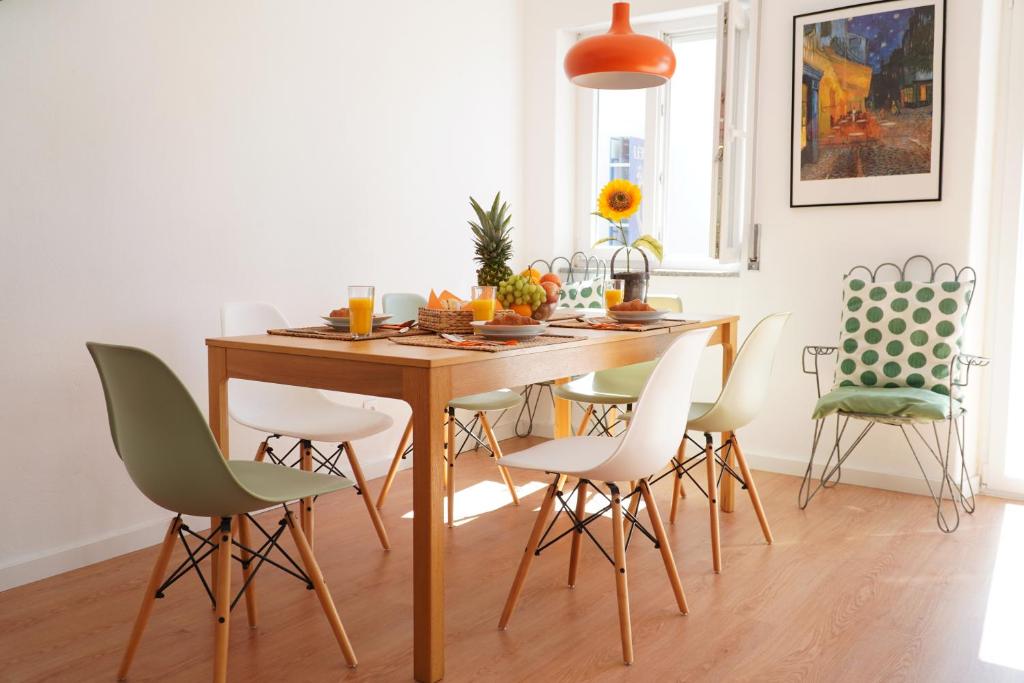 una sala da pranzo con tavolo e sedie in legno di Casa da Ana Alvor ad Alvor