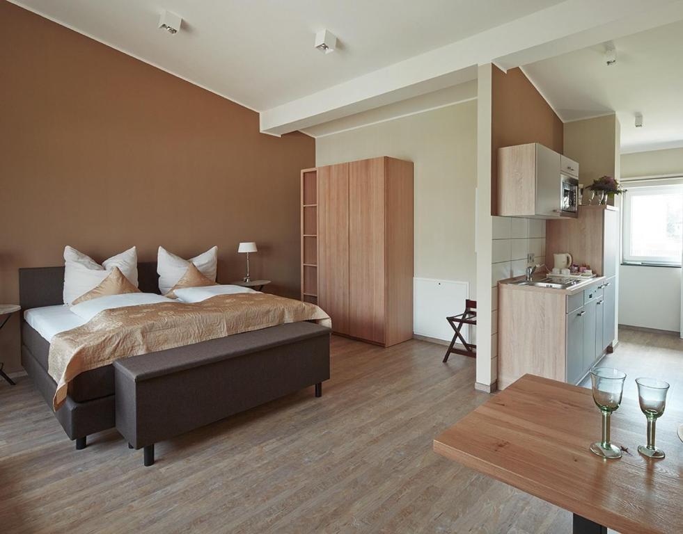 duża sypialnia z łóżkiem i stołem w obiekcie Boarding Haus Aachen-Brand w Akwizgranie