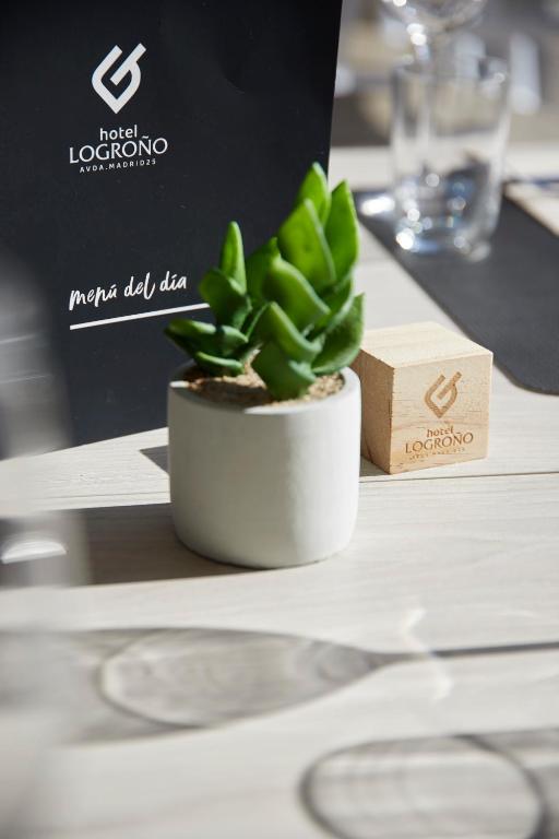 Certifikát, hodnocení, plakát nebo jiný dokument vystavený v ubytování Iraipe Logroño Hotel