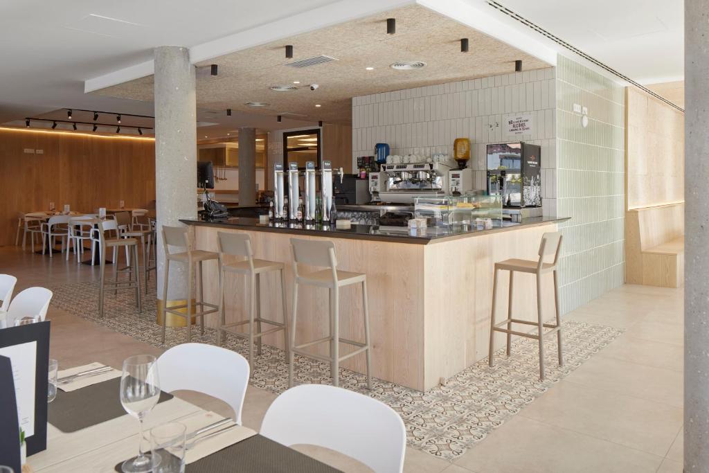 Lounge nebo bar v ubytování Iraipe Logroño Hotel