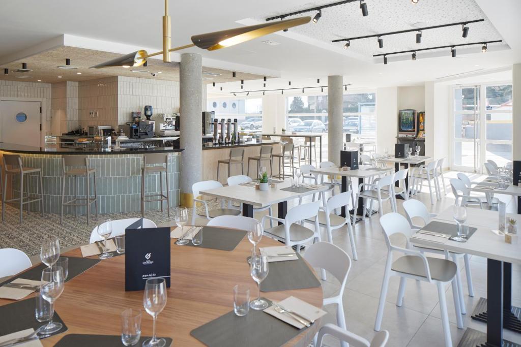 Restaurace v ubytování Iraipe Logroño Hotel