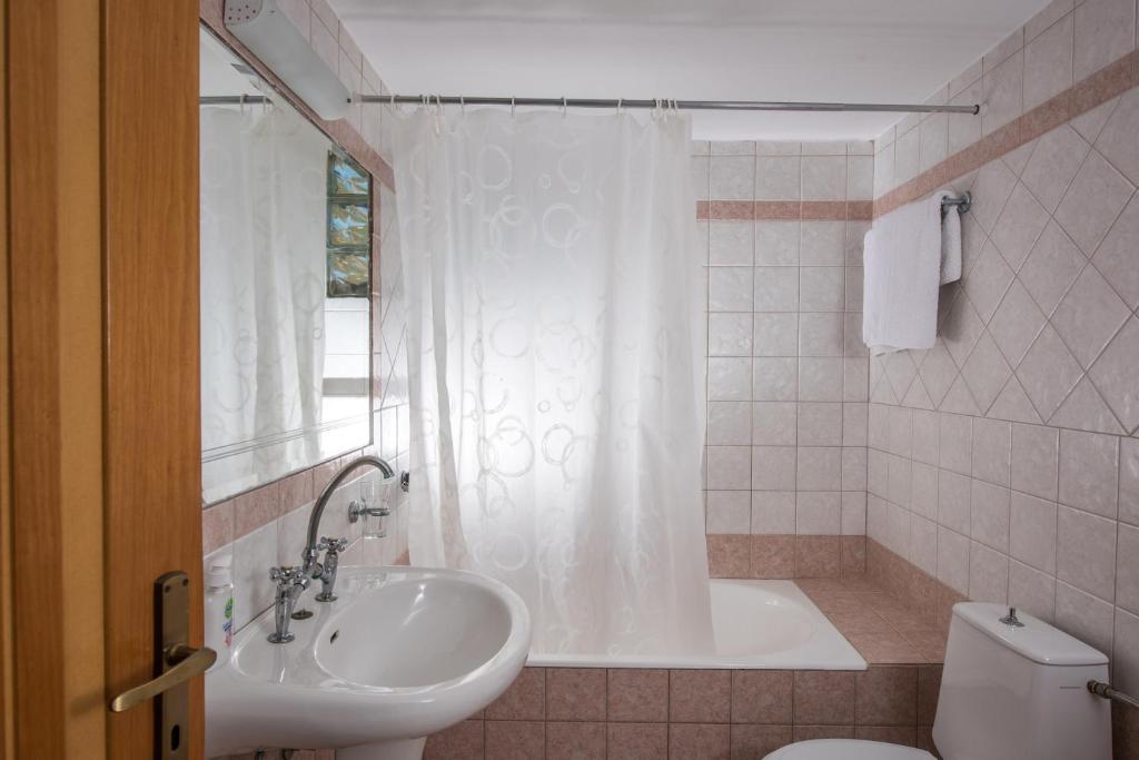 łazienka z umywalką, wanną i toaletą w obiekcie Villa Vlychada - With Private Pool w mieście Vlikhádha