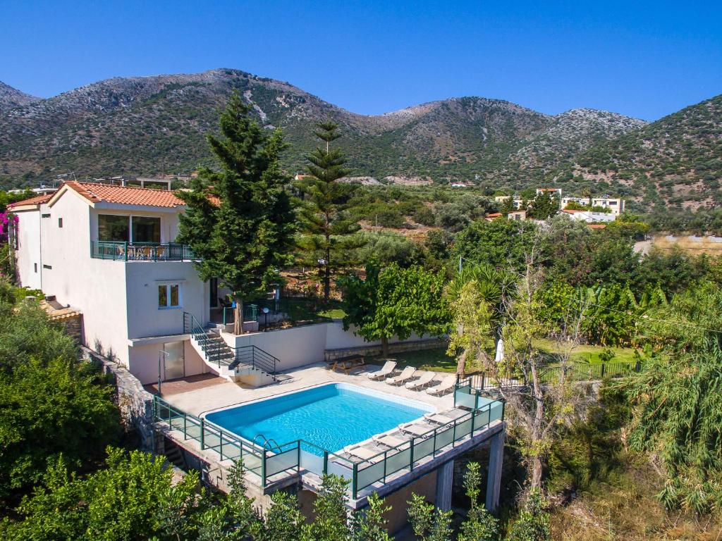 widok z lotu ptaka na dom z basenem w obiekcie Villa Vlychada - With Private Pool w mieście Vlikhádha