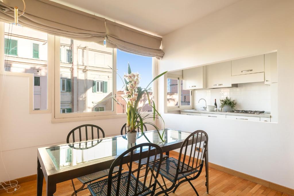 A kitchen or kitchenette at R.C. Giulio Cesare. Loft in centro