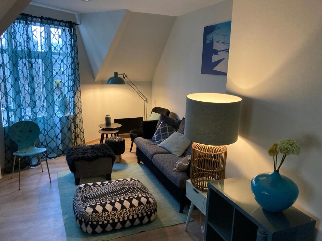 uma sala de estar com um sofá e uma mesa em Downtown Historical House with Renovated apartments em Ålesund