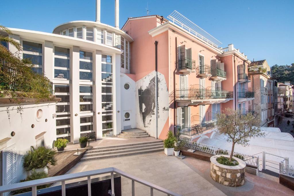 El edificio en el que está el hotel