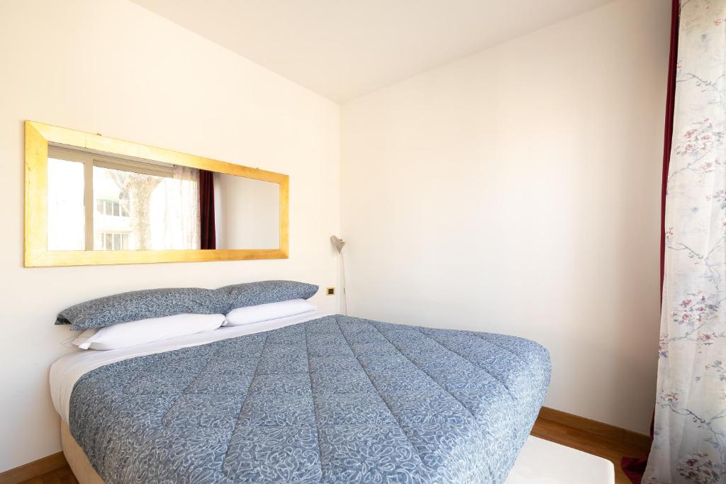 A bed or beds in a room at R.C. Giulio Cesare. Loft in centro