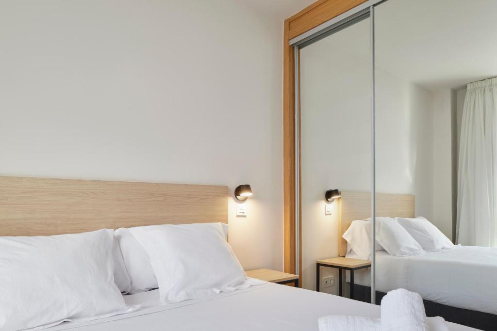 Postel nebo postele na pokoji v ubytování Iraipe Logroño Hotel