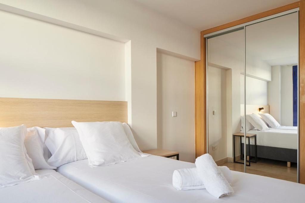 Postel nebo postele na pokoji v ubytování Iraipe Logroño Hotel