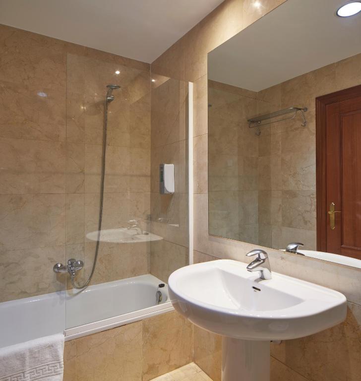 Koupelna v ubytování Iraipe Logroño Hotel
