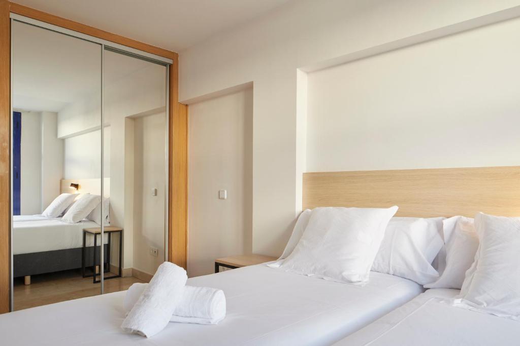 Postel nebo postele na pokoji v ubytování Iraipe Logroño Hotel