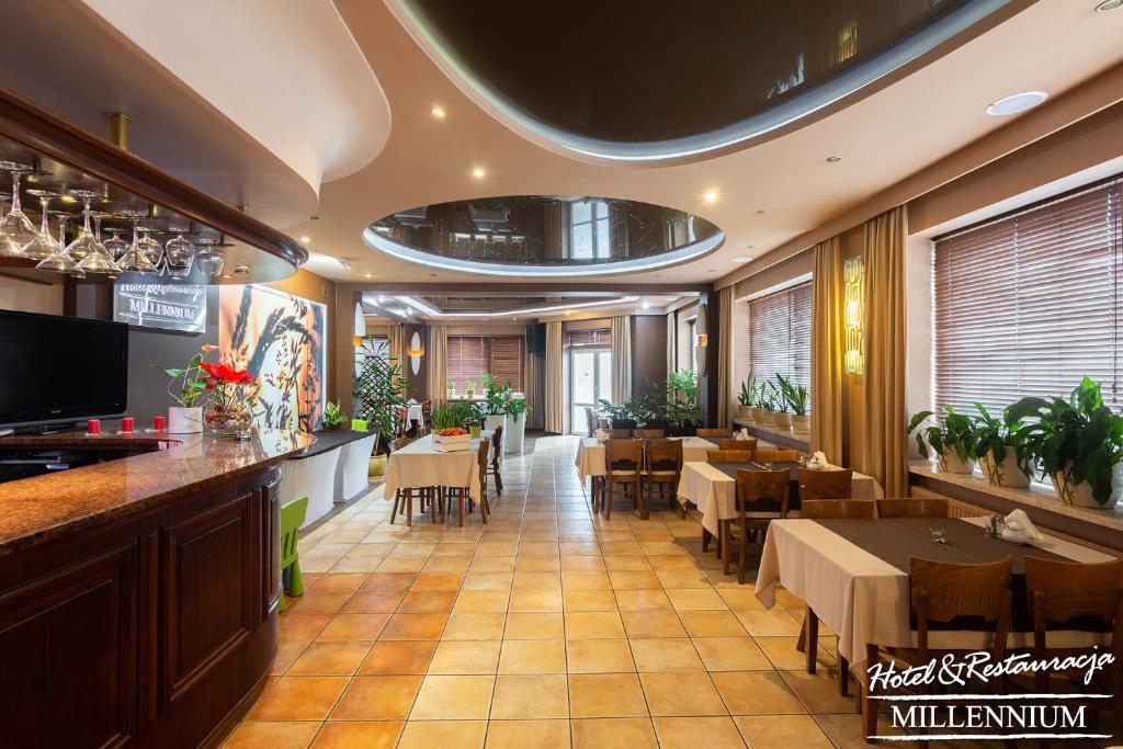 Televízia a/alebo spoločenská miestnosť v ubytovaní Hotel Millennium