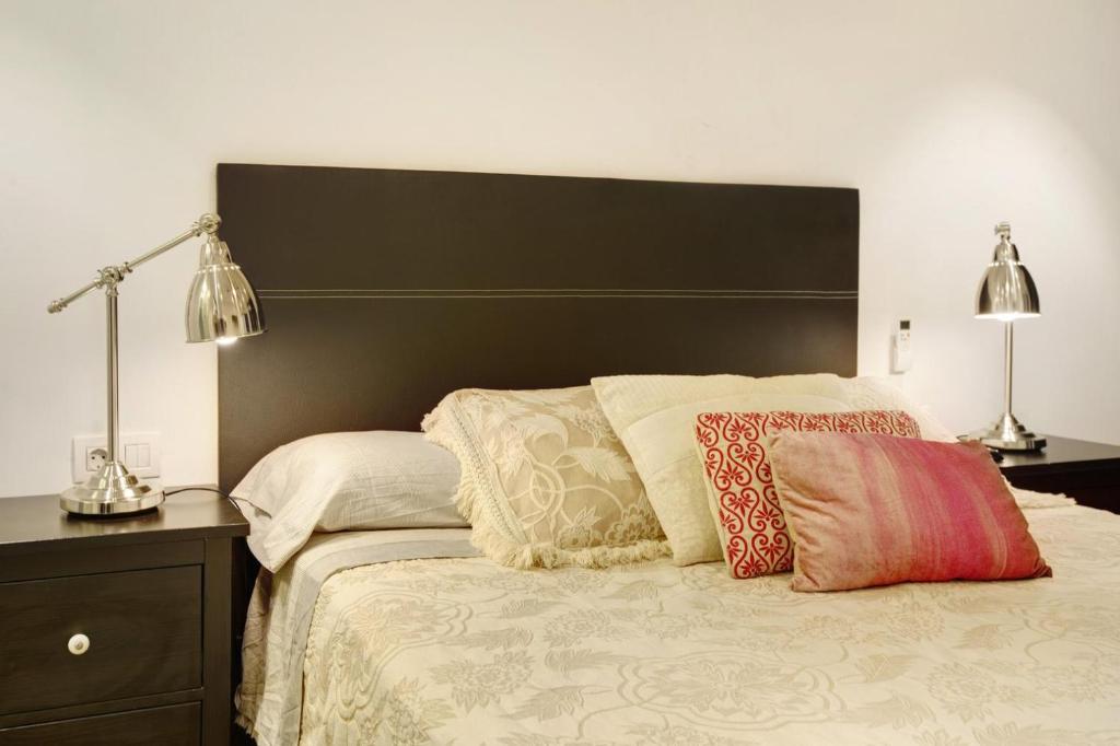Vcv Apartamento San Telmo في لاس بالماس دي غران كاناريا: غرفة نوم بسرير كبير عليها وسادتين
