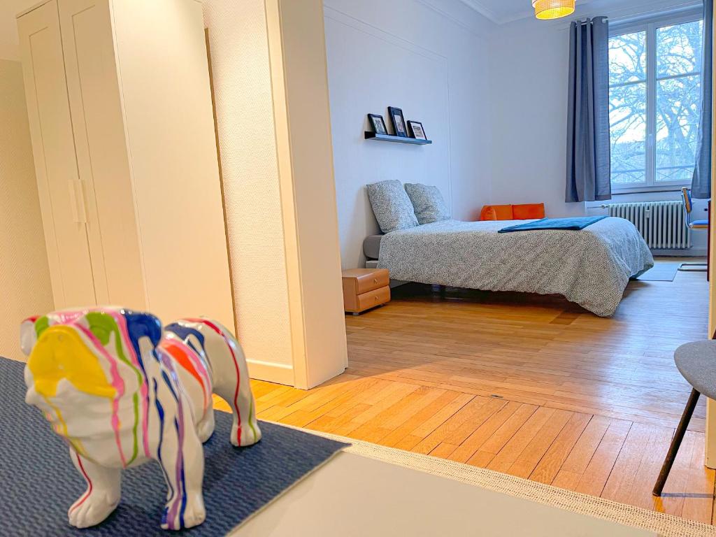 a bedroom with a toy dog on a rug at Chambres privées -Private room- dans un spacieux appartement - 100m2 centre proche gare in Mulhouse