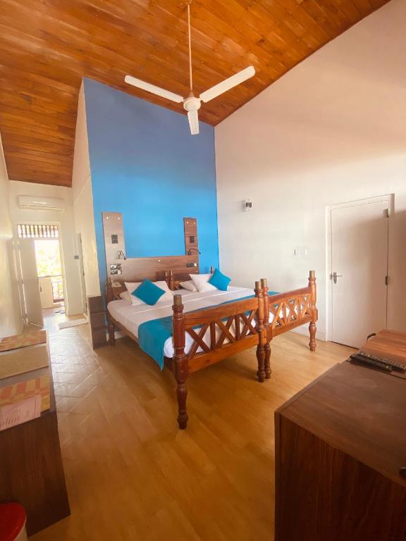 Postel nebo postele na pokoji v ubytování Sri Gemunu Beach Resort