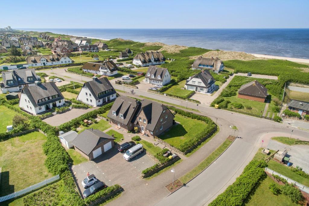 z góry widok na domy i ocean w obiekcie Wendinghues App 7 w mieście Wenningstedt