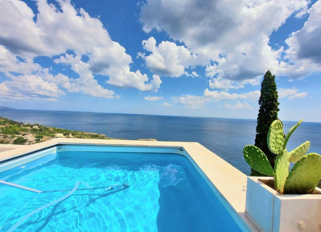 Πισίνα στο ή κοντά στο VILLA GIRASOLI SWIMMING POOL for 6 guests NATURE IN THE BAY