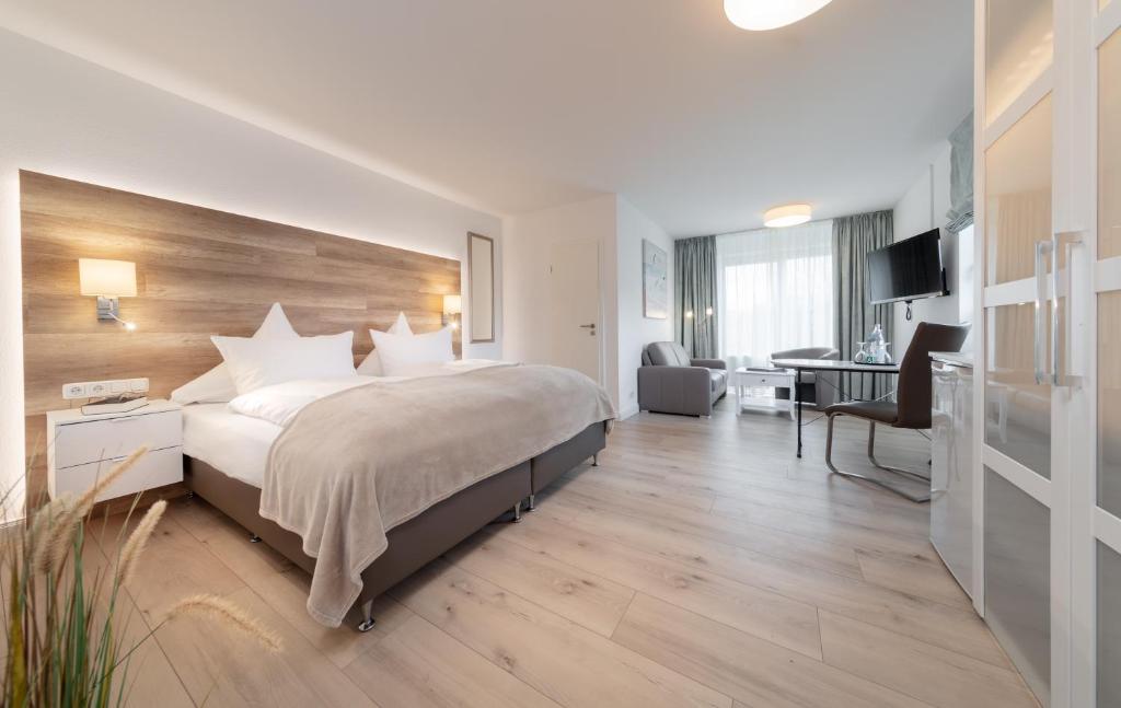 Postel nebo postele na pokoji v ubytování HofHotel Krähenberg