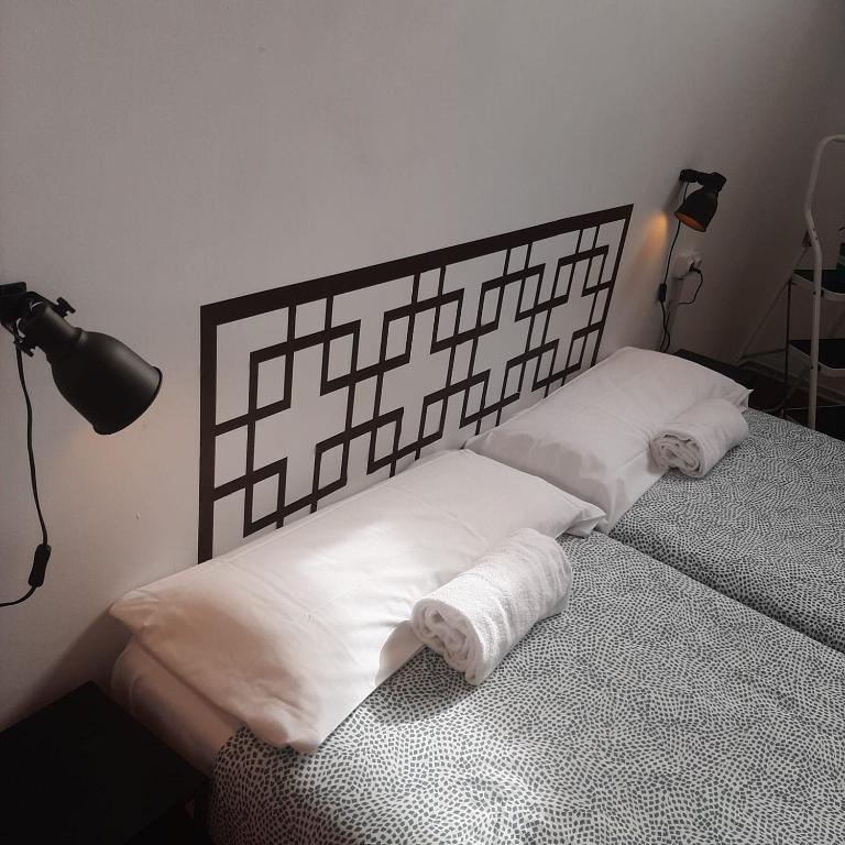 Postel nebo postele na pokoji v ubytování Bilbao Akelarre Hostel