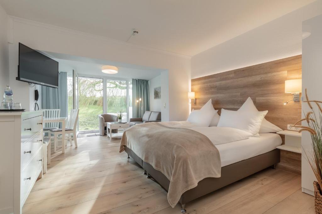 Postel nebo postele na pokoji v ubytování HofHotel Krähenberg