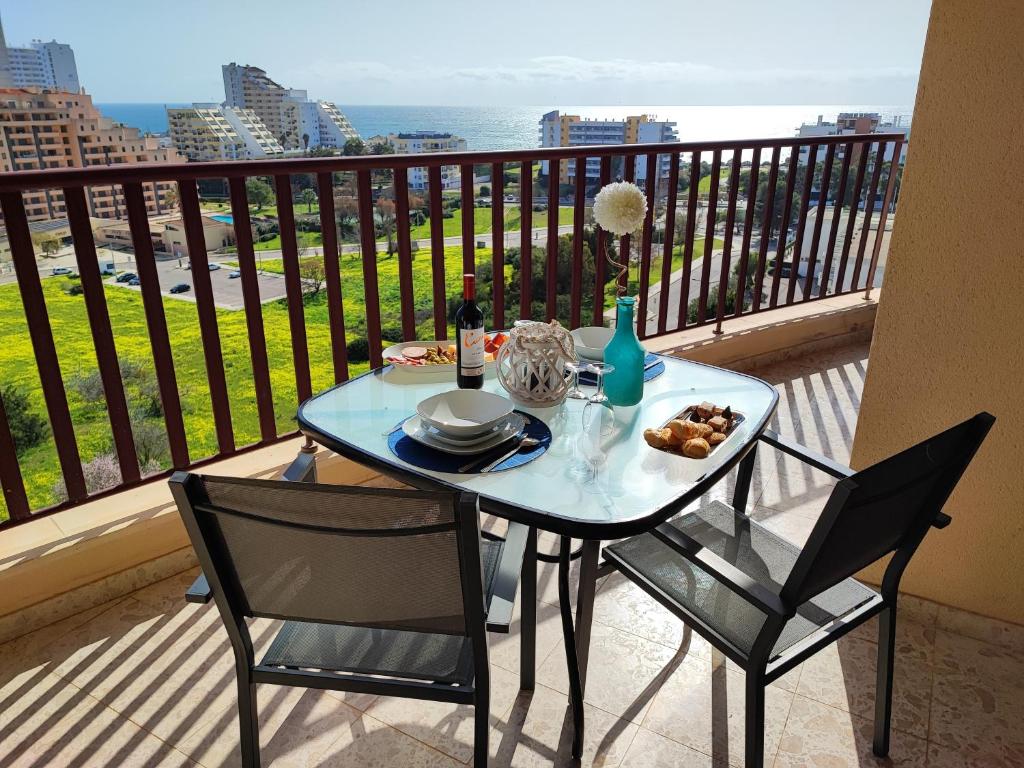 d'une table et de chaises sur un balcon avec vue sur l'océan. dans l'établissement Seaview Apartment Clube Praia Mar, à Portimão