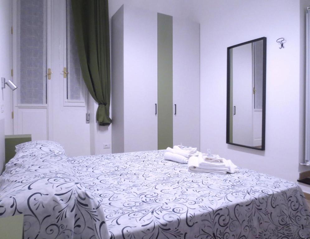 een wit bed met handdoeken erop bij La Câza a Zêna in Genua
